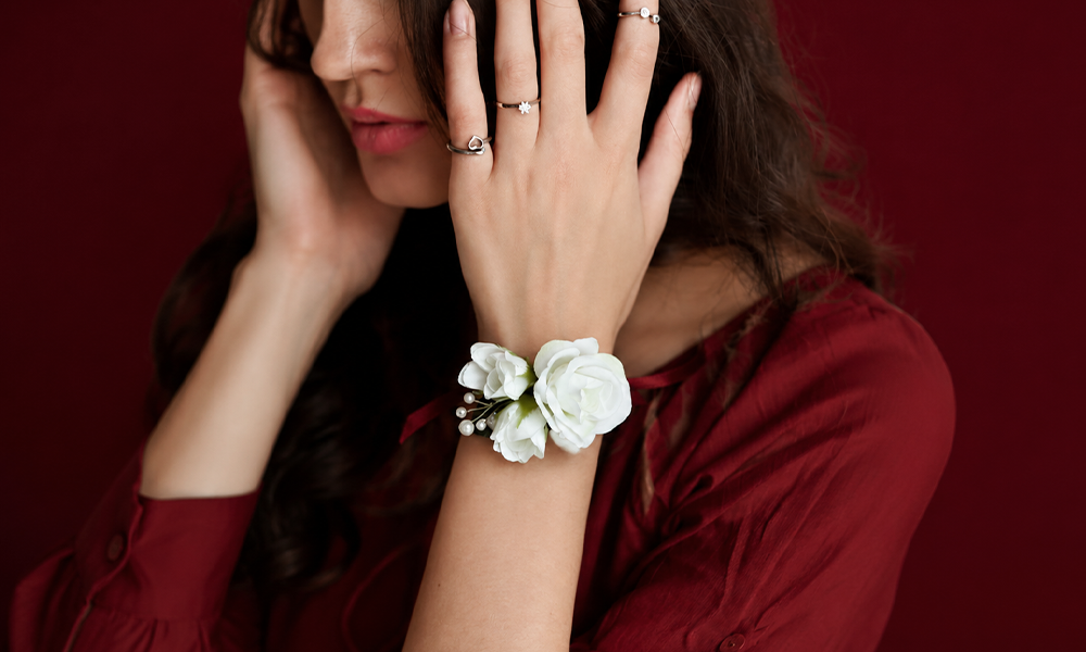 | Corsage Guide: Meaning, Types, Cost & Etiquette | Corsage Guide: Meaning, Types, Cost & Etiquette