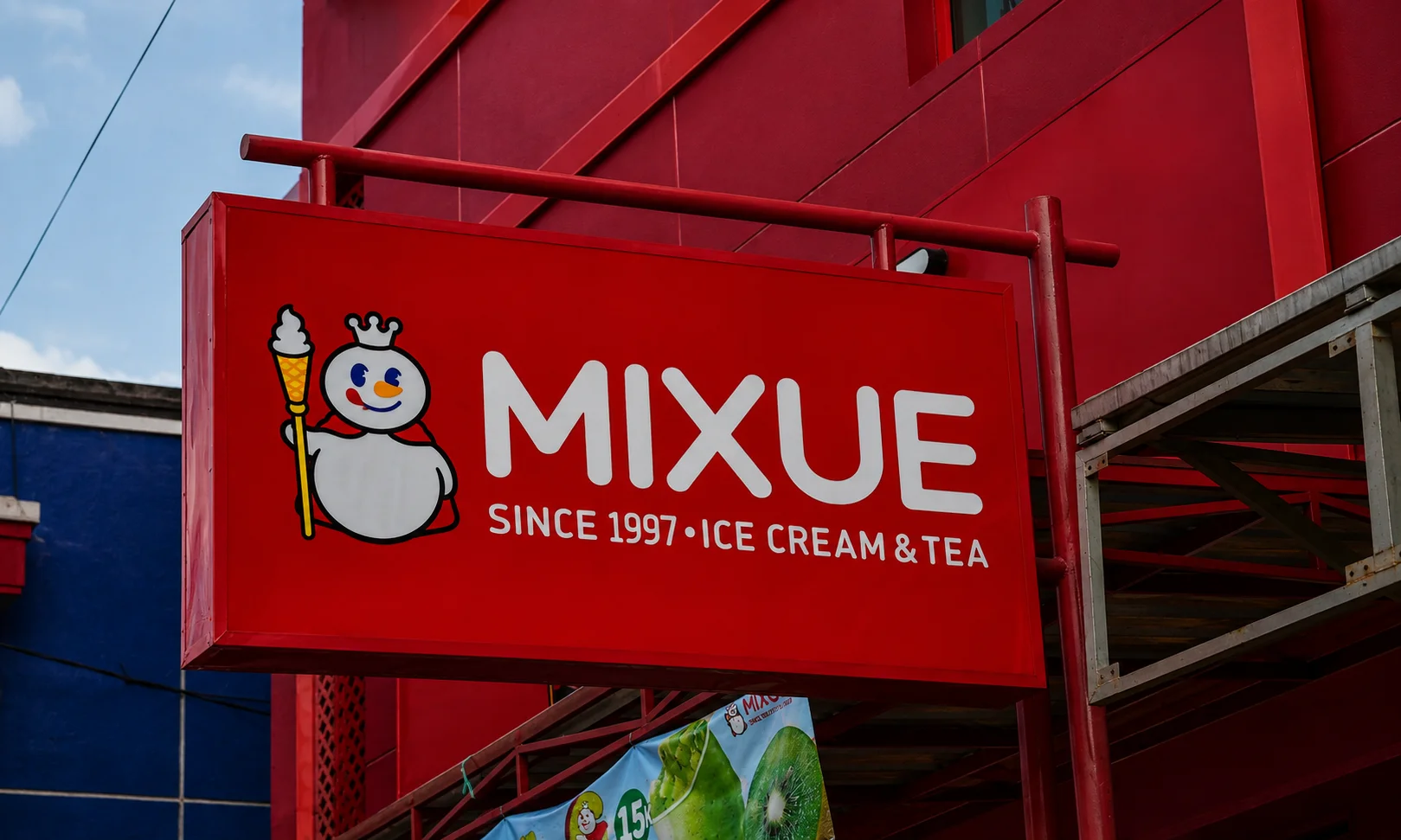 Mixue ice cream and tea shop storefront