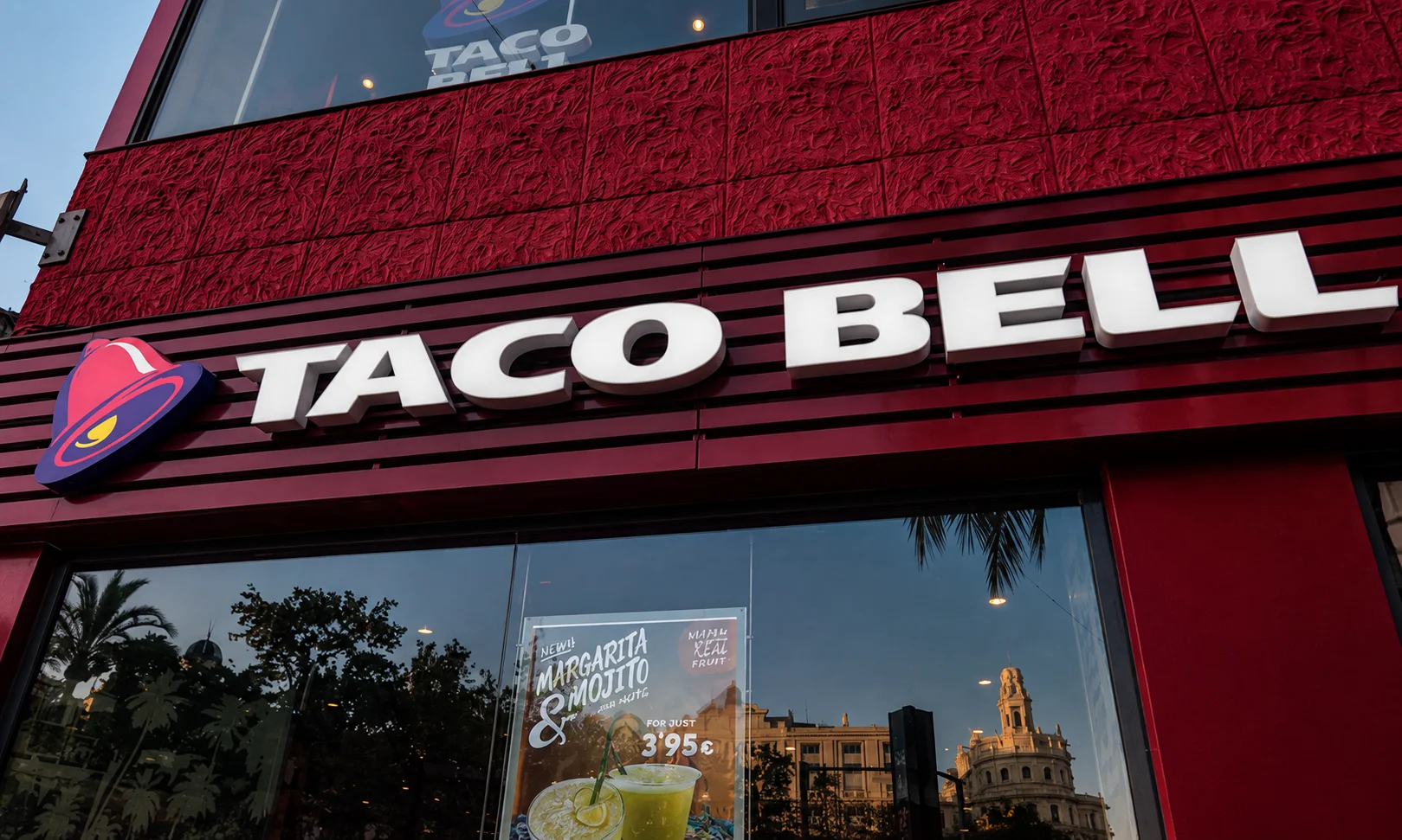 Taco Bell fast food restaurant exterior