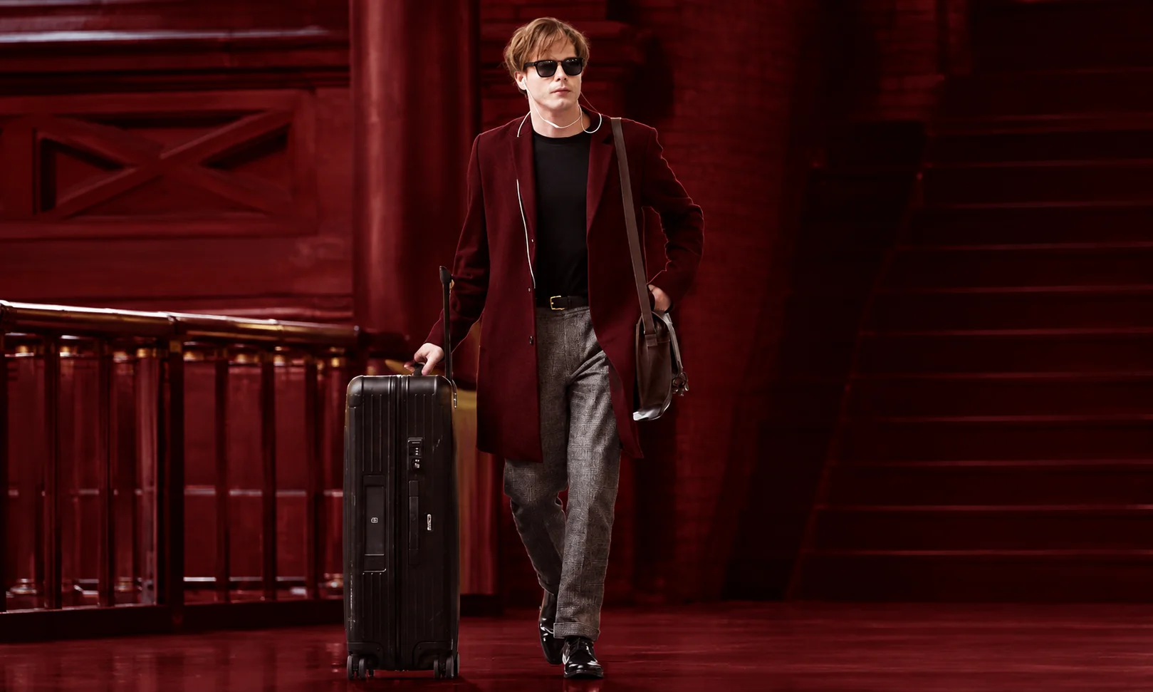 A piece covering news or events involving Charlie Heaton at an airport in 2017.