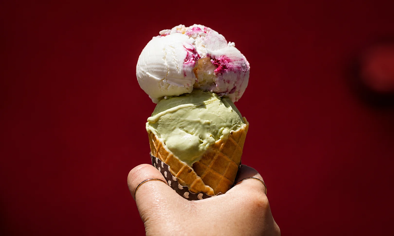 A guide providing tips from experts on how to find and choose high-quality ice cream.