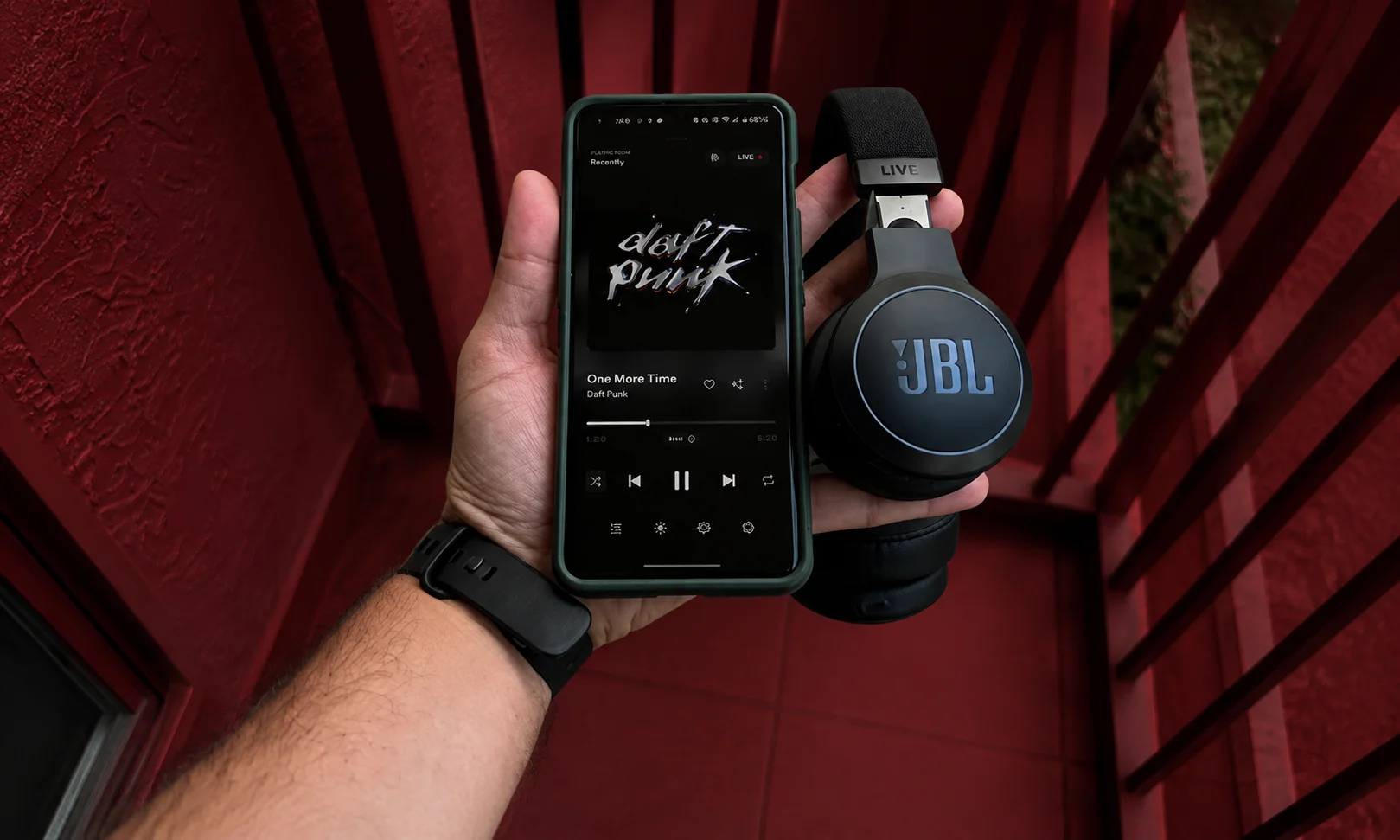 JBL Live 670NC wireless on-ear headphones