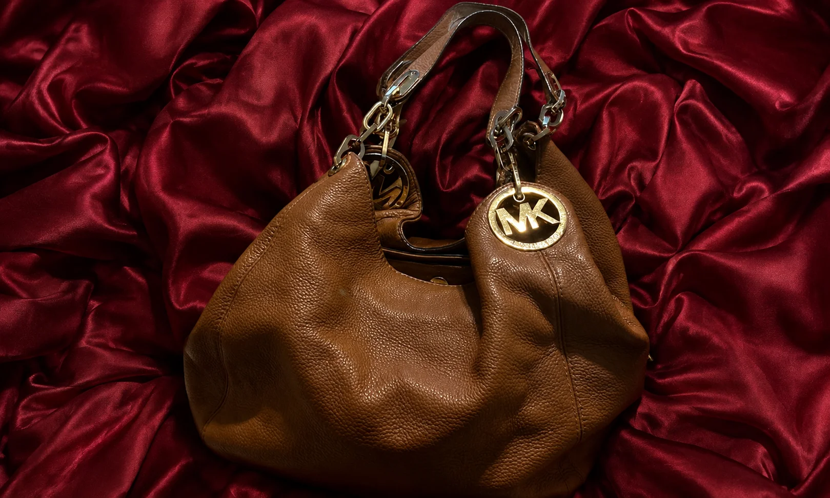 | Michael Kors Outlet 2026: Is the Lower Price Really a Better Deal? An article discussing the importance of leather quality in fashion and accessories.
