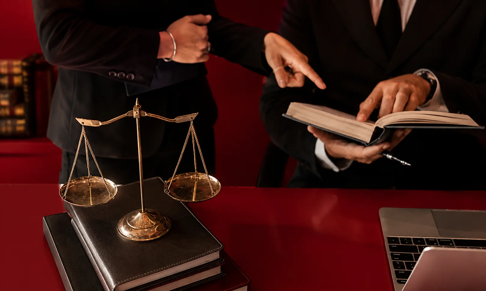 | Mass-Tort Litigation Explained: MDLs, Class Actions & Settlements Section graphic detailing the primary challenges, delays, and complexities associated with mass-tort litigation.